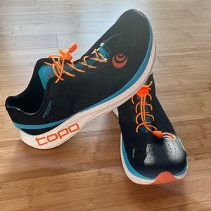 Topo Specter Mens Size 14. Color Black/White